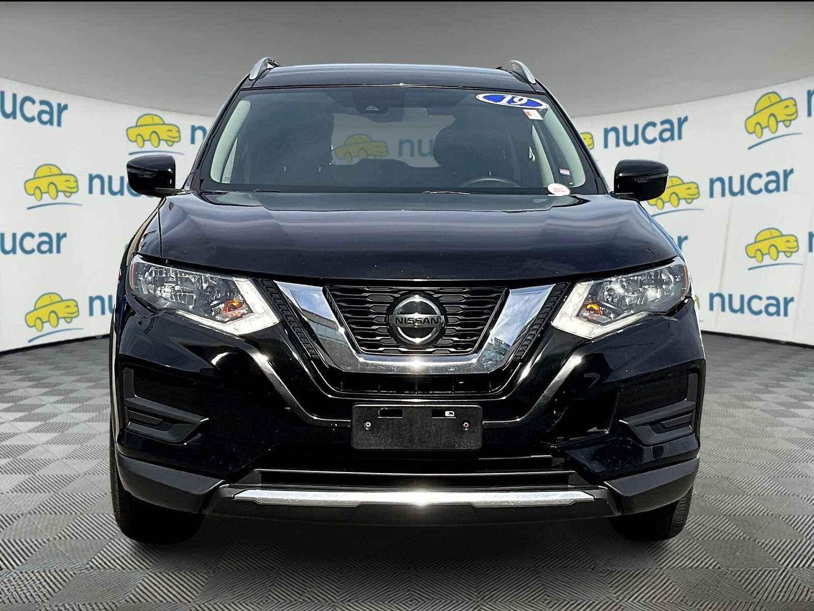 2019 Nissan Rogue SV photo 2