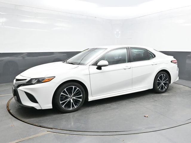 2020 Toyota Camry SE photo 3