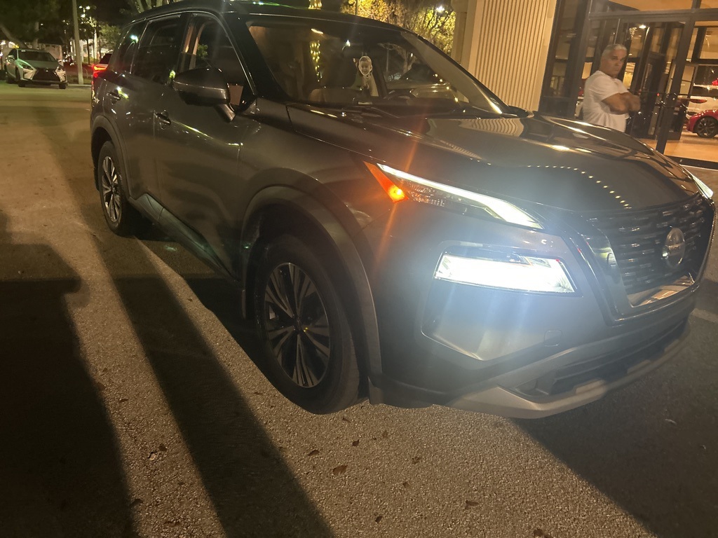 2021 Nissan Rogue SV's photo