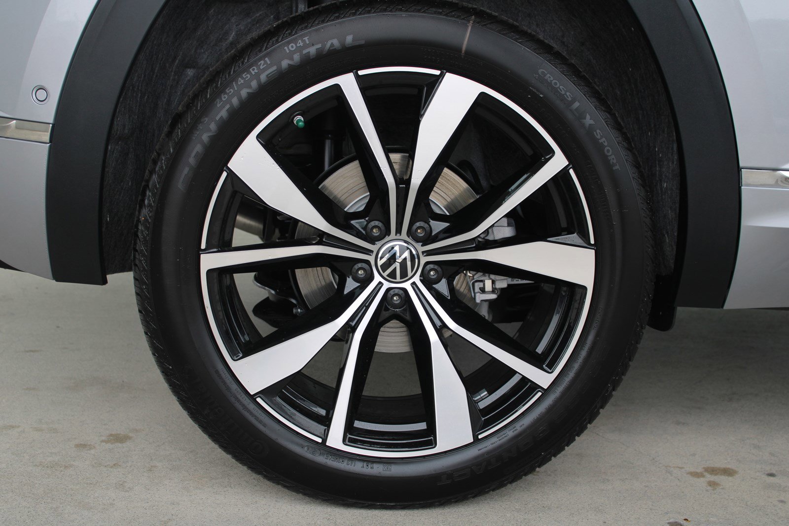 2025 Volkswagen Atlas Cross Sport SEL Premium R-Line photo 18