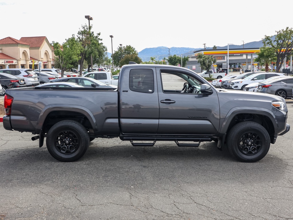 2022 Toyota Tacoma SR5 photo 2