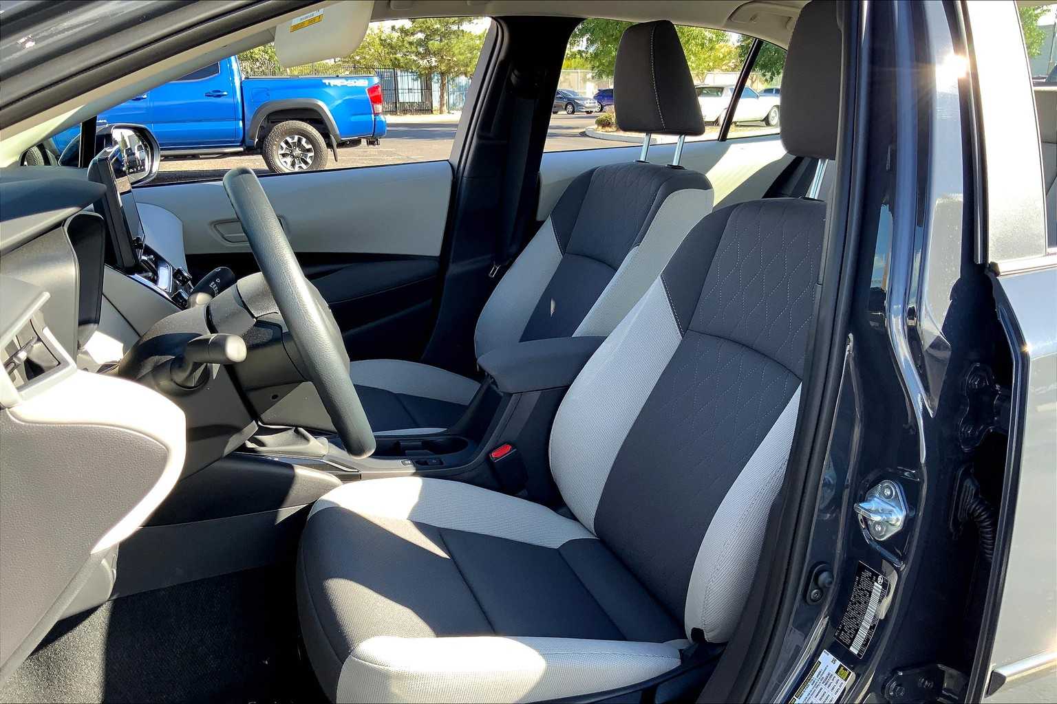 2025 Toyota Corolla LE photo 8