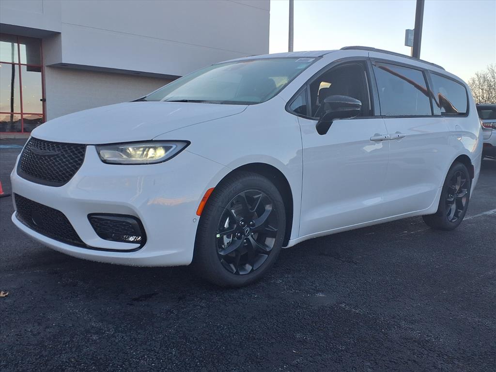 2026 Chrysler Pacifica Limited's photo