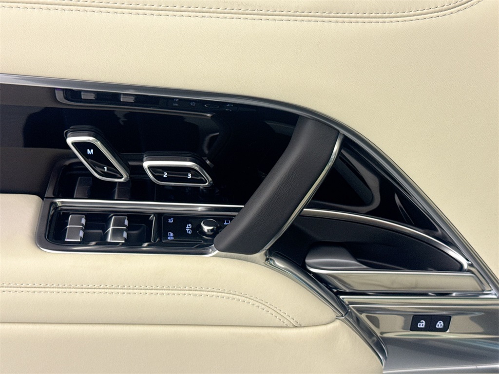 2025 Land Rover Range Rover SE photo 14