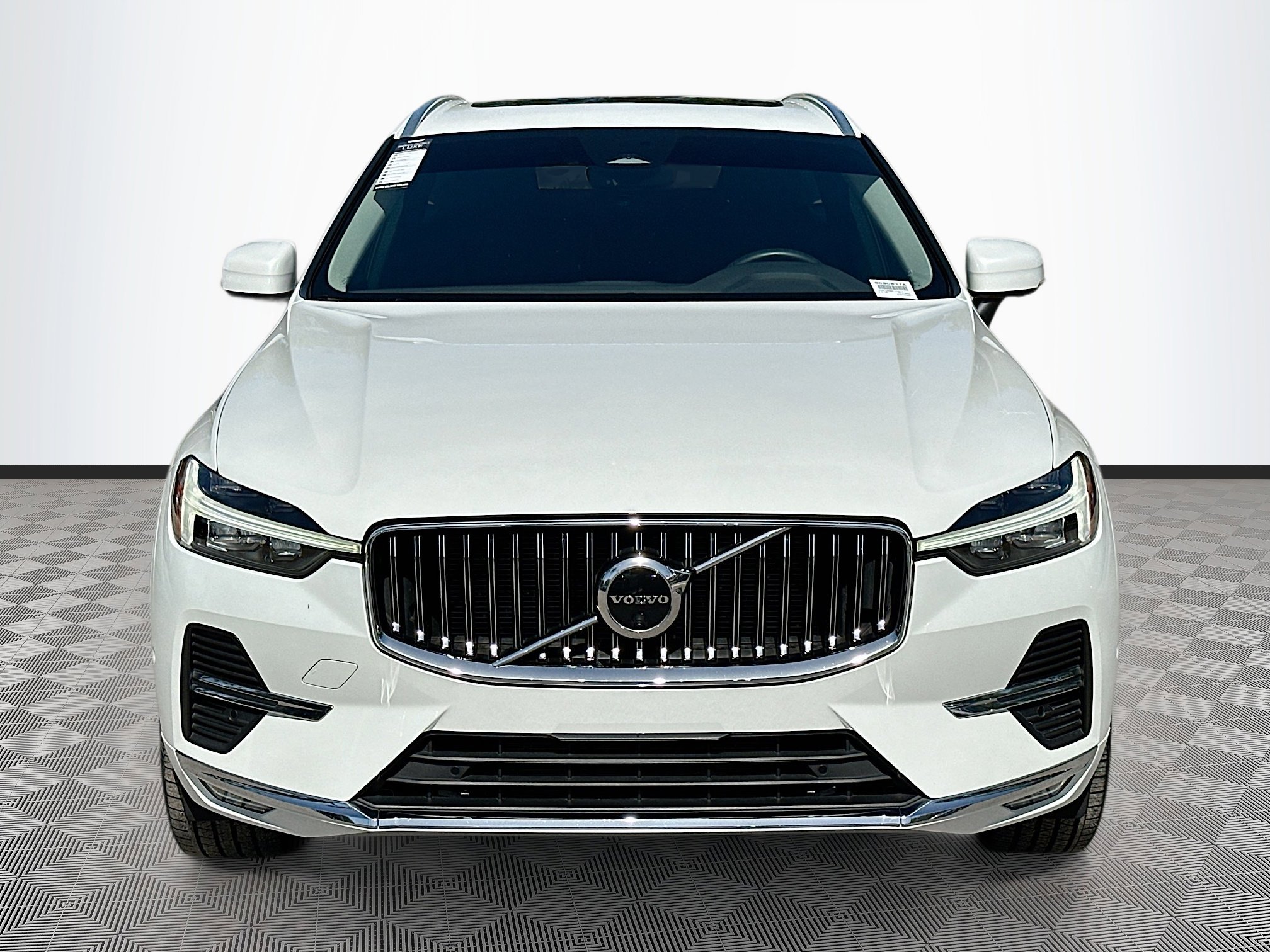 2023 Volvo XC60 Plus photo 2