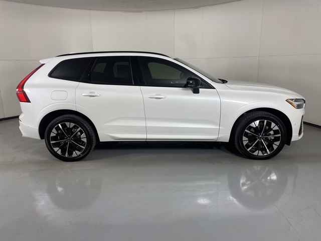 2026 Volvo XC60 T8 Plus photo 9