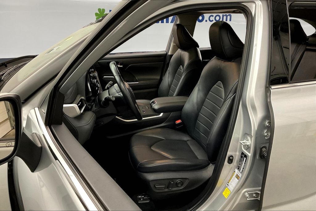 2022 Toyota Highlander Hybrid XLE photo 24