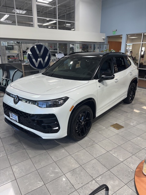 2025 Volkswagen Tiguan SE R-LINE BLACK's photo