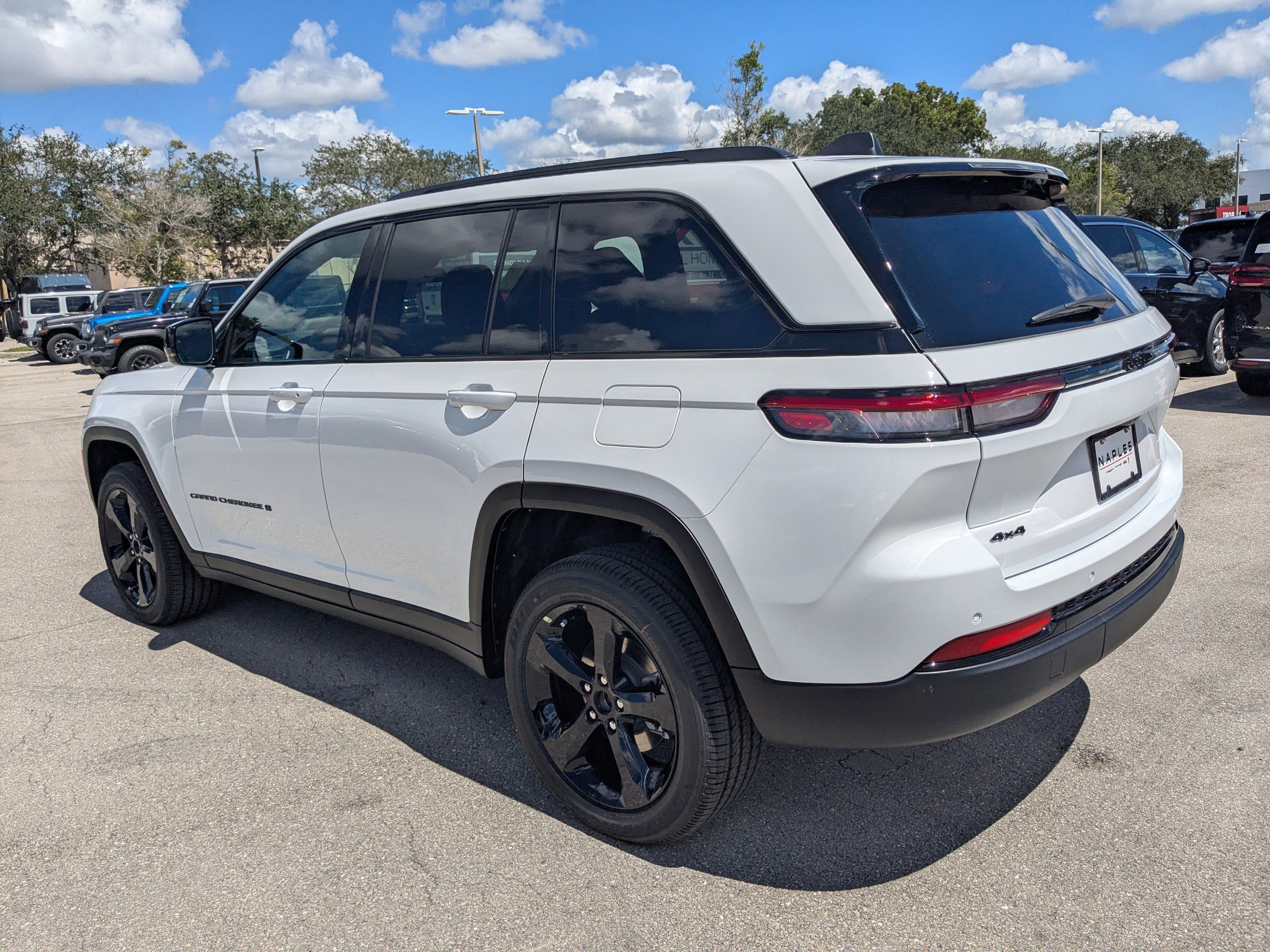 2025 Jeep Grand Cherokee Laredo Altitude photo 7