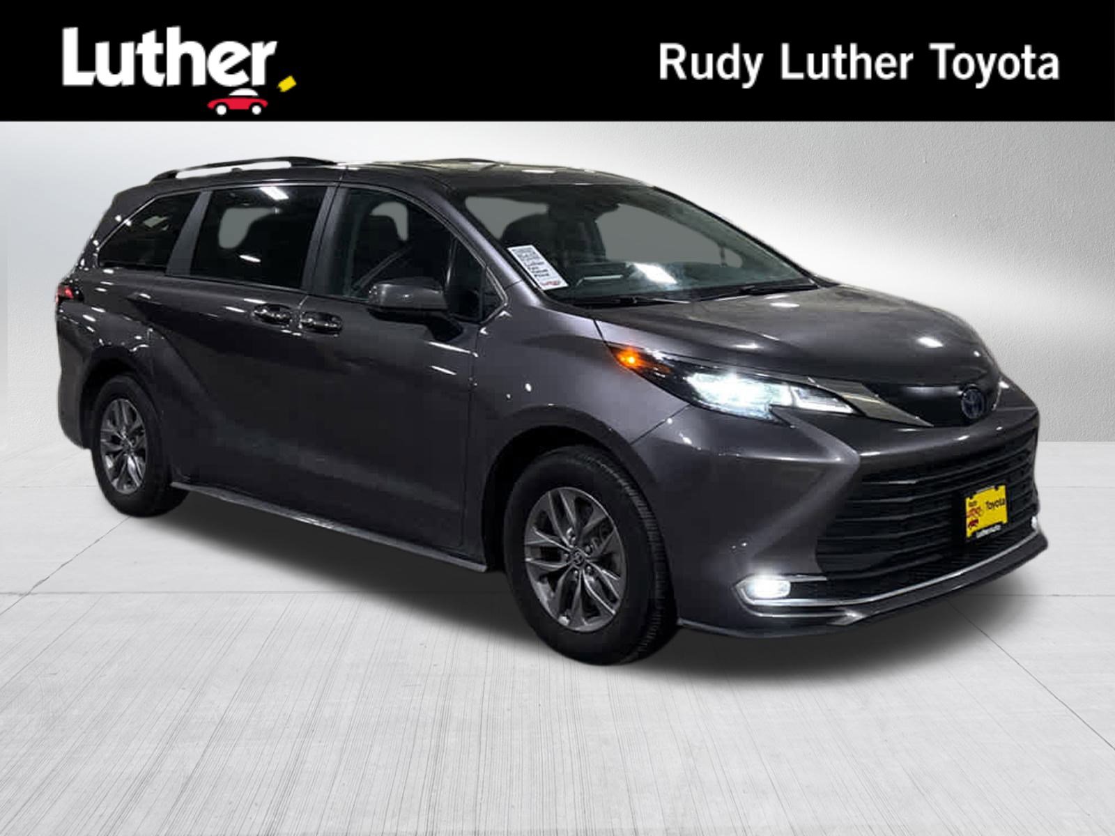 2024 Toyota Sienna XLE's photo