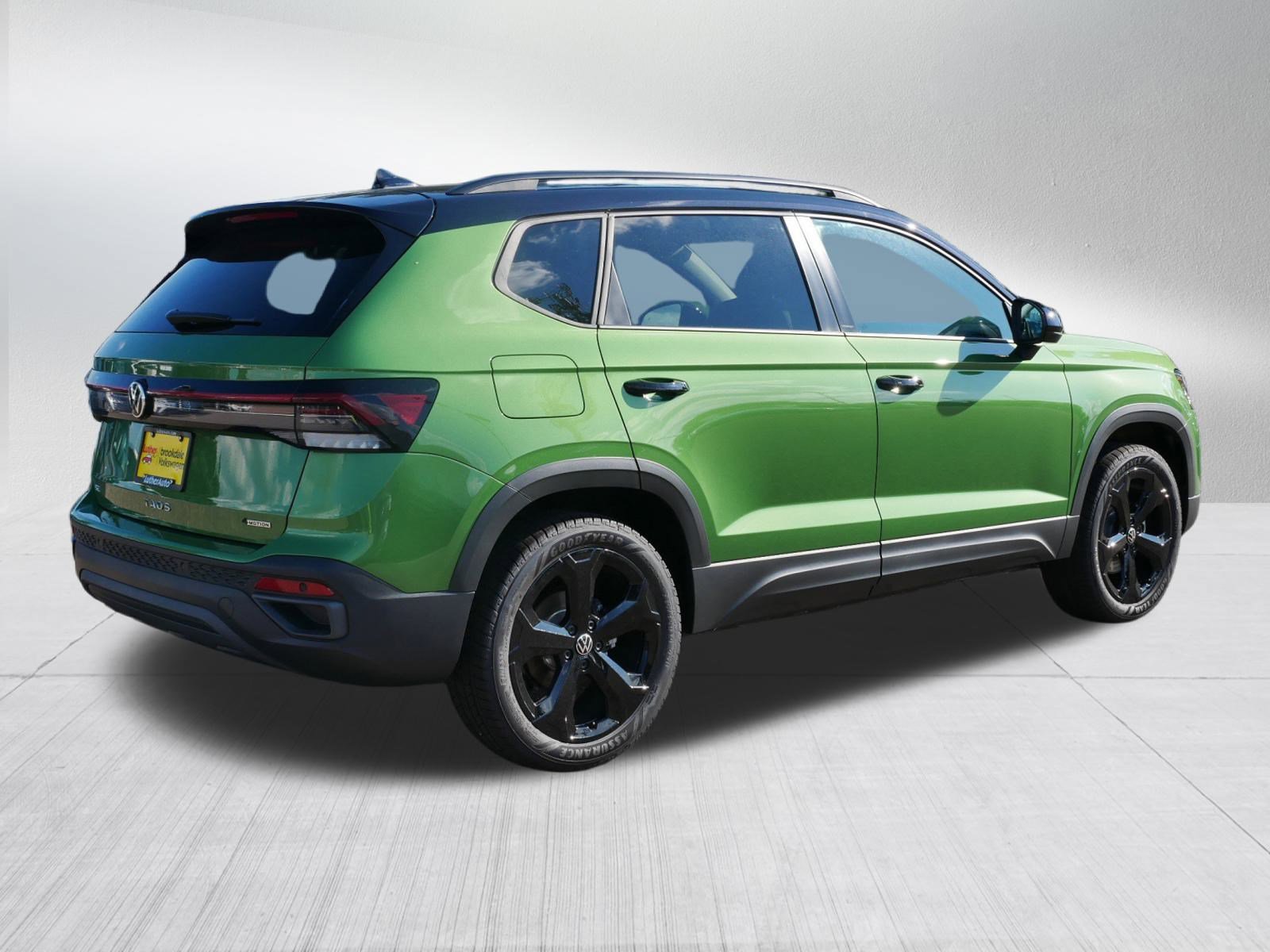 2025 Volkswagen Taos SE photo 2