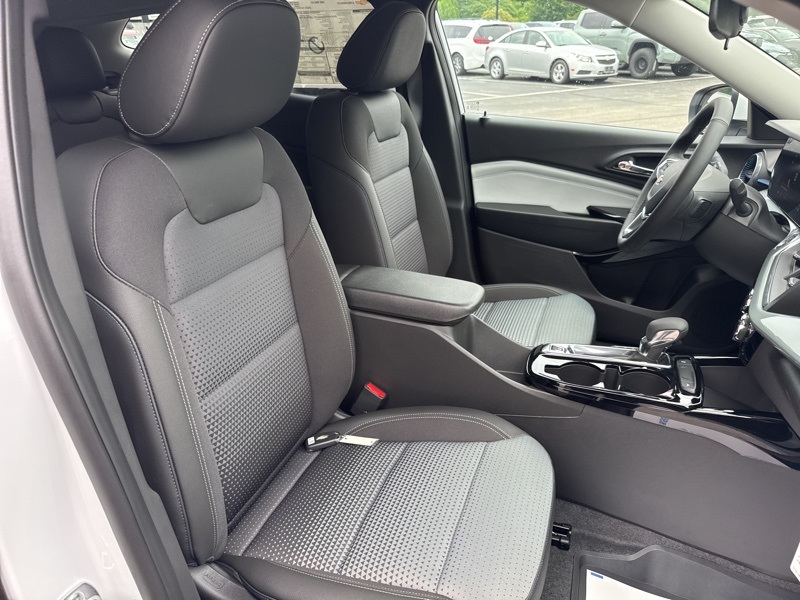 2025 Chevrolet Trax LT photo 33