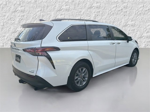 2022 Toyota Sienna XLE photo 3