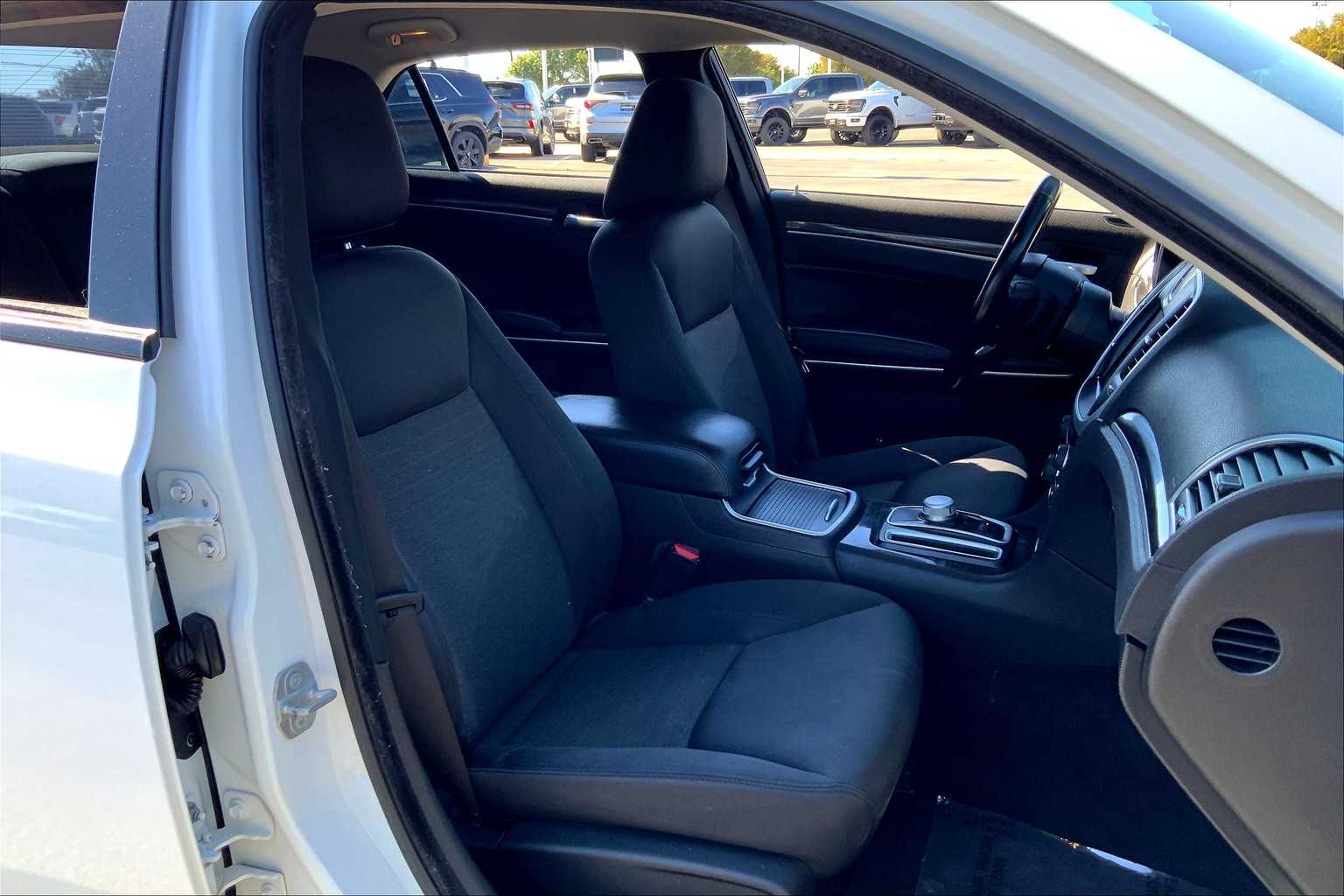 2021 Chrysler 300 Touring Limited photo 8