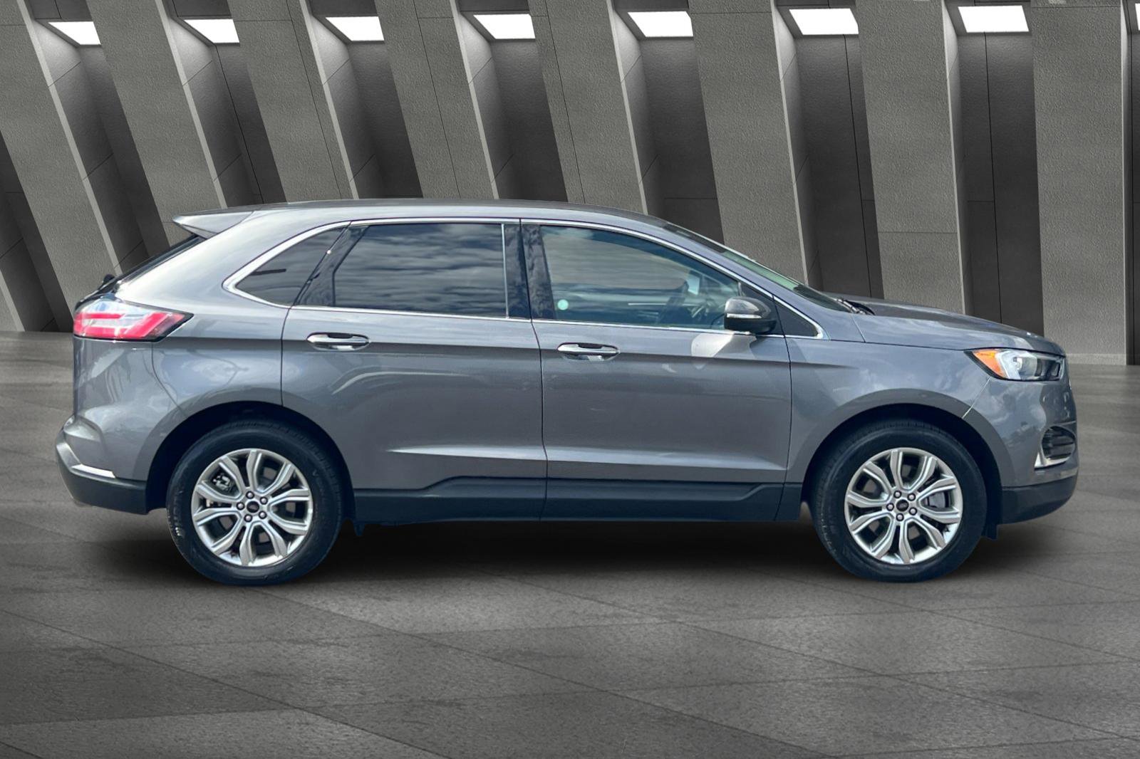 2024 Ford Edge Titanium photo 2