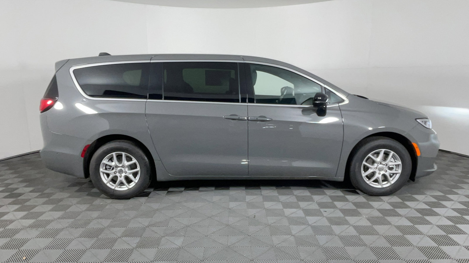 2025 Chrysler Pacifica photo 3