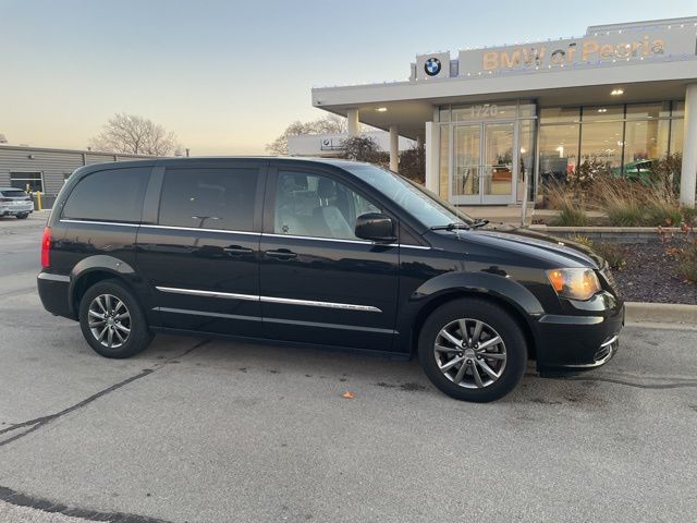 2015 Chrysler Town & Country S photo 2