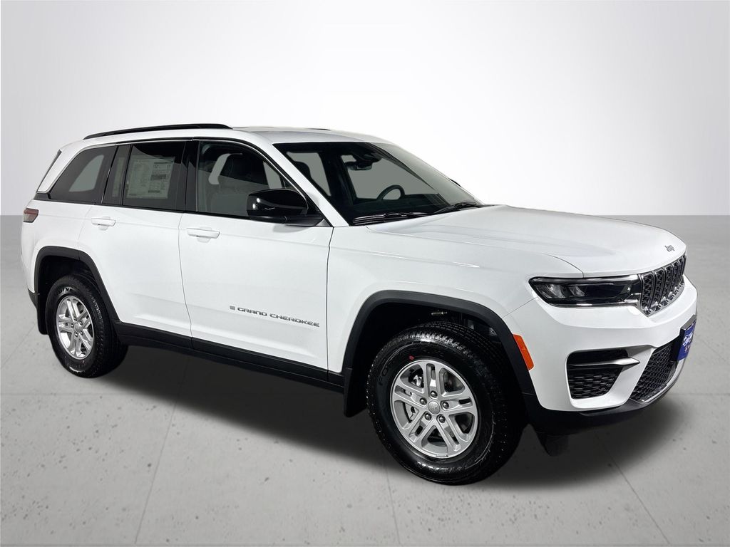 2025 Jeep Grand Cherokee Laredo photo 3