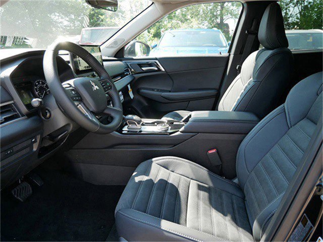 2025 Mitsubishi Outlander SE photo 4