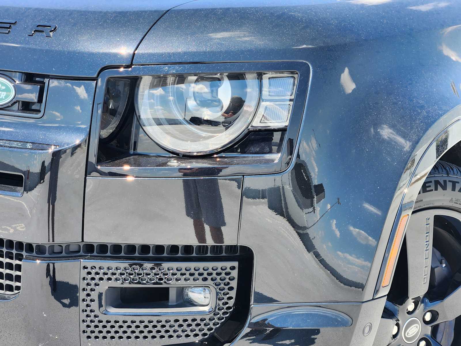2025 Land Rover Defender 110 X-Dynamic SE photo 8