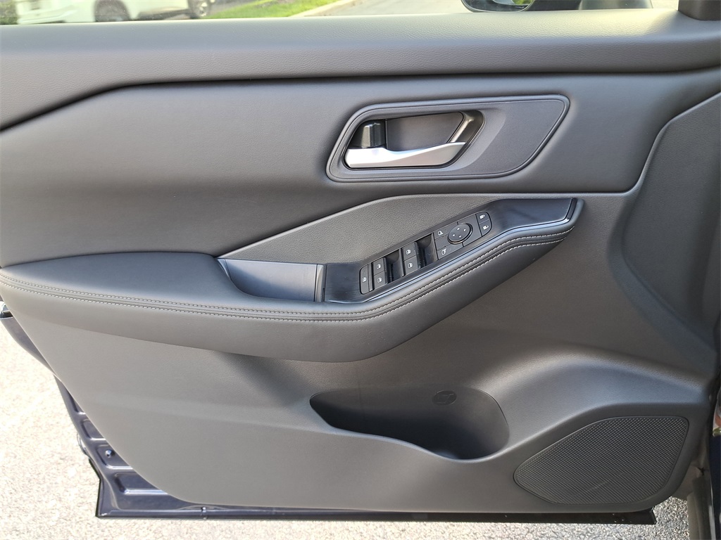 2026 Nissan Rogue SV photo 21