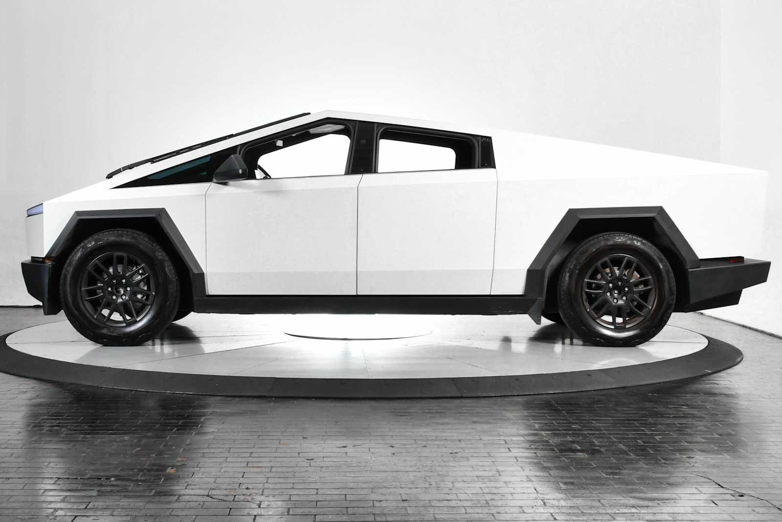 Used 2024 Tesla Cybertruck Base with VIN 7G2CEHED8RA049268 for sale in Northfield, Minnesota