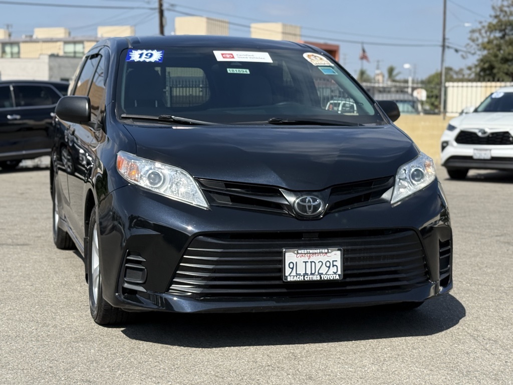 2019 Toyota Sienna L photo 2