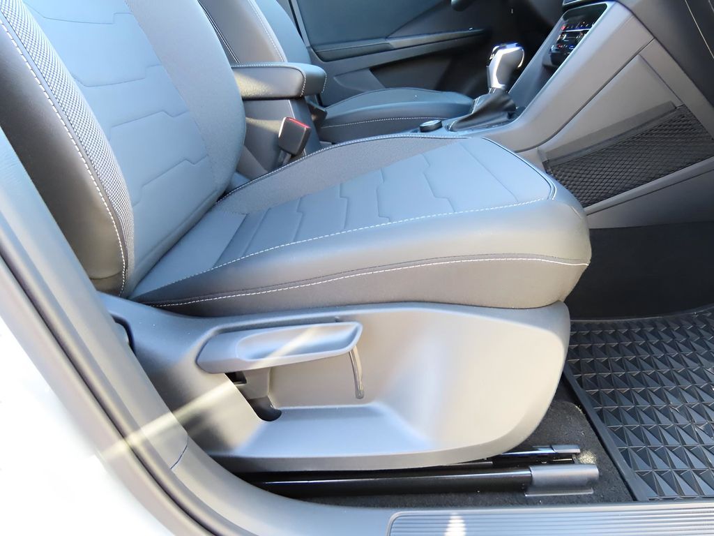 2025 Volkswagen Taos SE photo 12