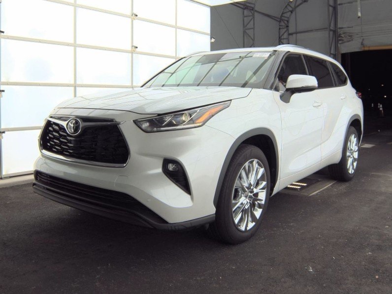 2023 Toyota Highlander Limited's photo