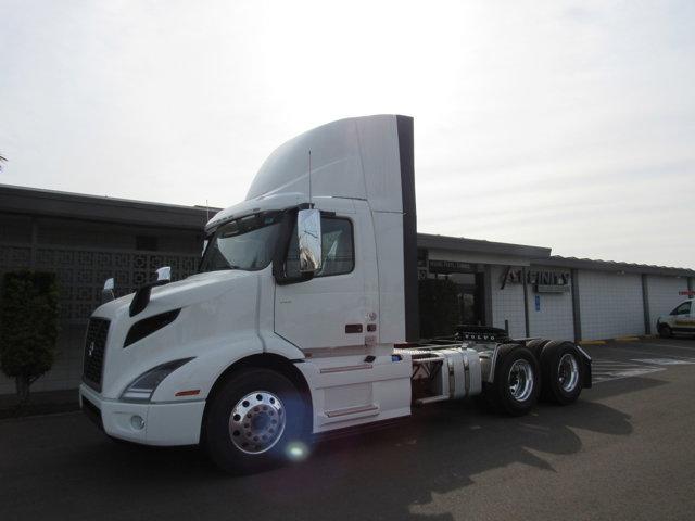 New 2025 VOLVO VNR64T-300's photo
