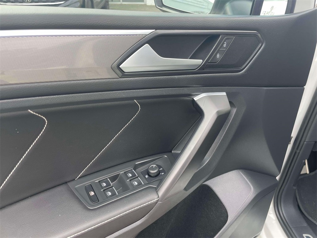 2022 Volkswagen Tiguan SE R-Line Black photo 15
