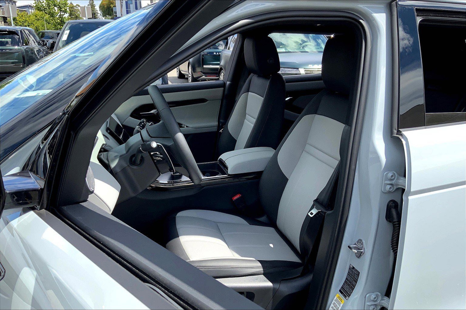 2026 Land Rover Range Rover Evoque Dynamic SE photo 8
