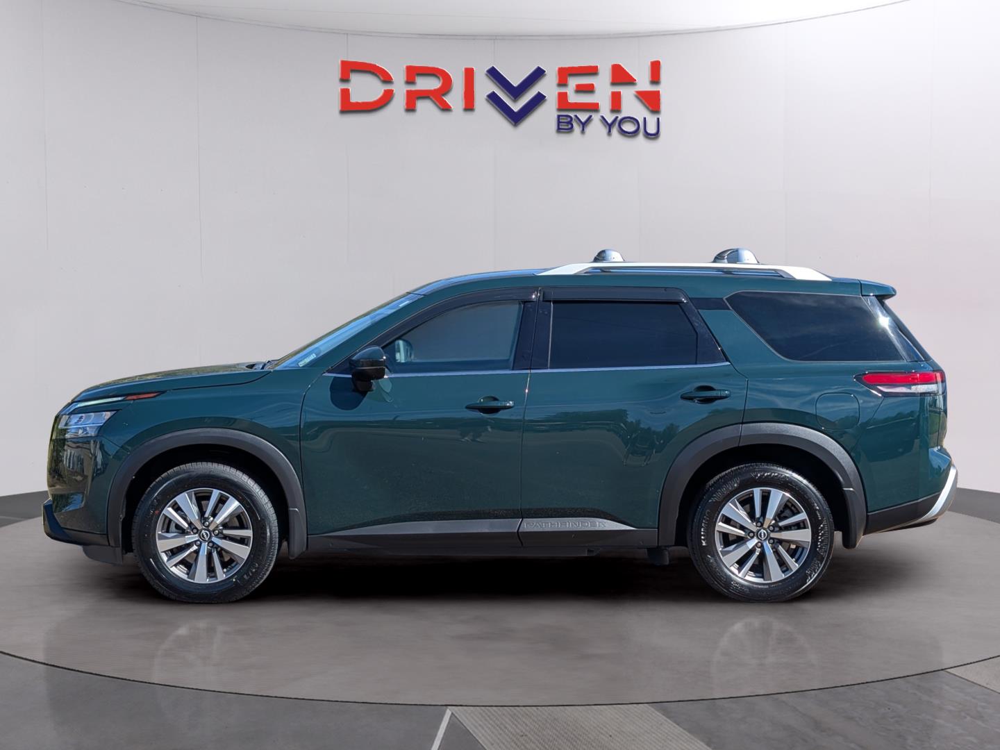 2022 Nissan Pathfinder SL photo 2