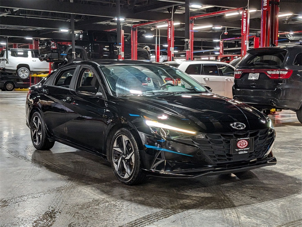 2023 Hyundai Elantra SEL photo 3