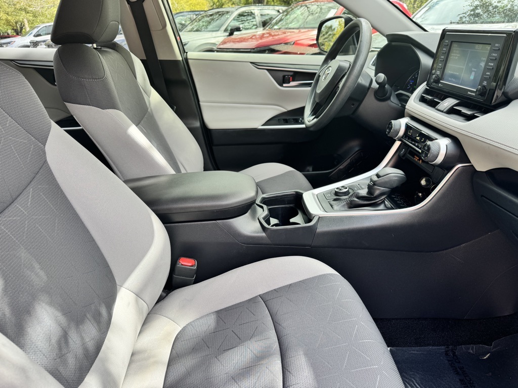 2020 Toyota RAV4 Hybrid XLE photo 8