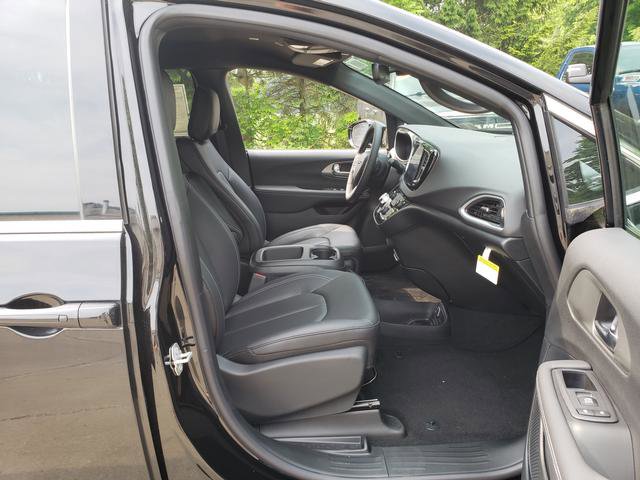 2025 Chrysler Voyager LX photo 11