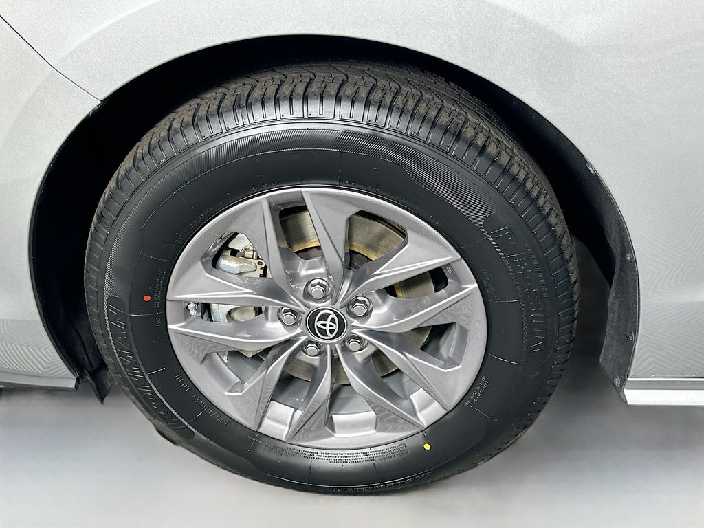 2024 Toyota Sienna XLE photo 31