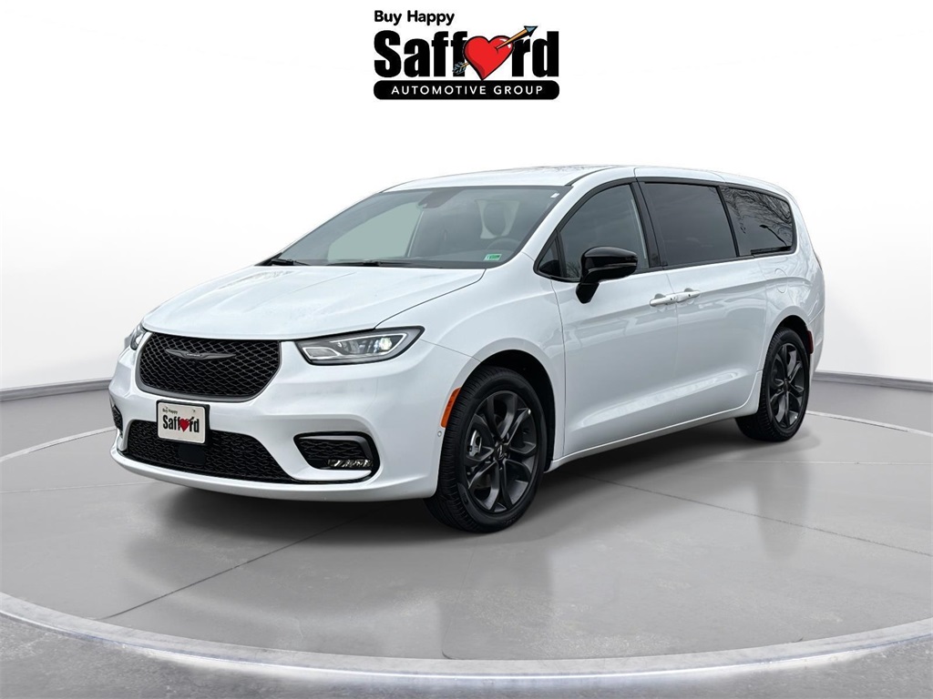 2026 Chrysler Pacifica Select's photo