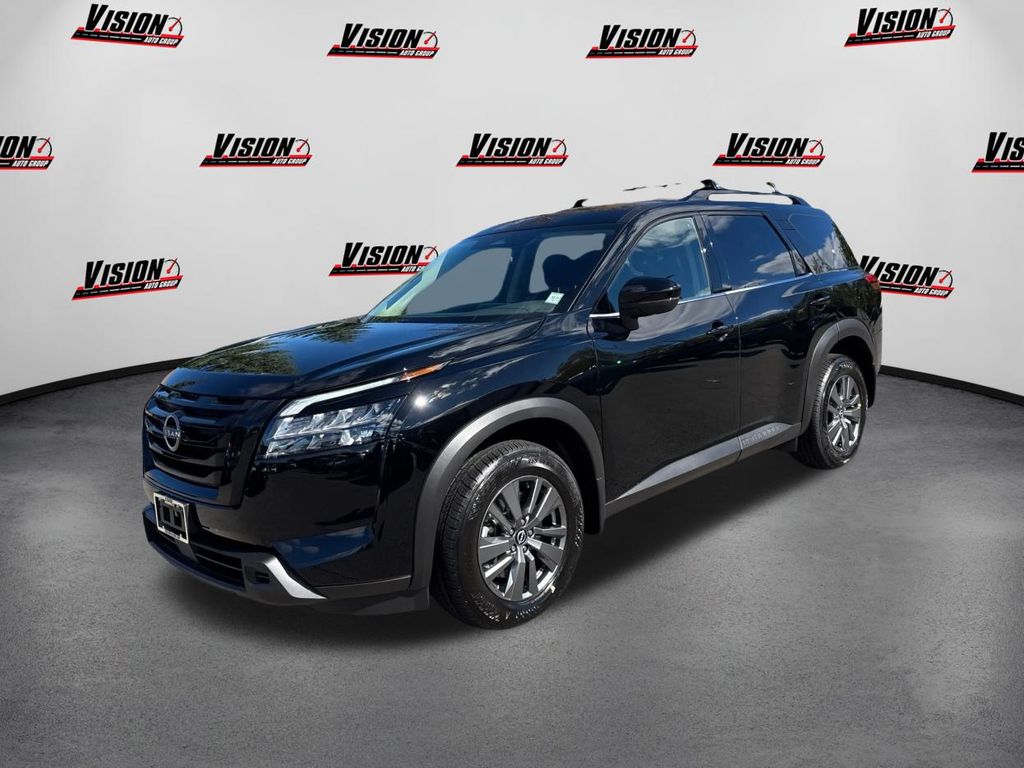 2025 Nissan Pathfinder SV's photo