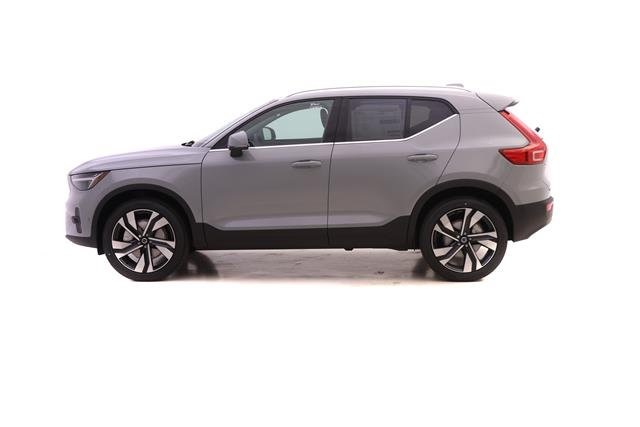 2025 Volvo XC40 photo 3