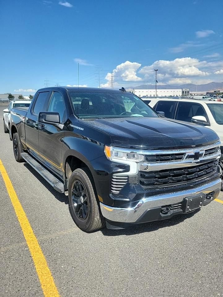 2022 Chevrolet Silverado 1500 LT photo 2
