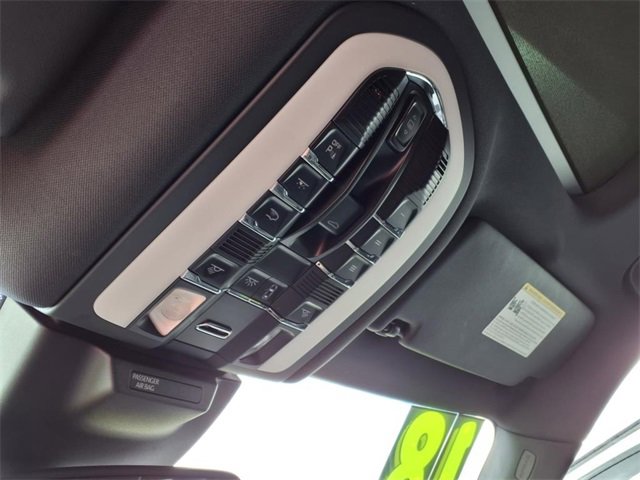 2018 Porsche Macan Base photo 24