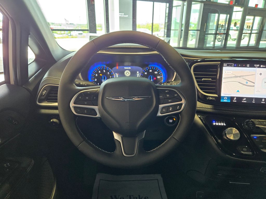2025 Chrysler Pacifica photo 14