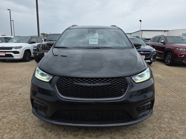 2021 Chrysler Pacifica Limited photo 2