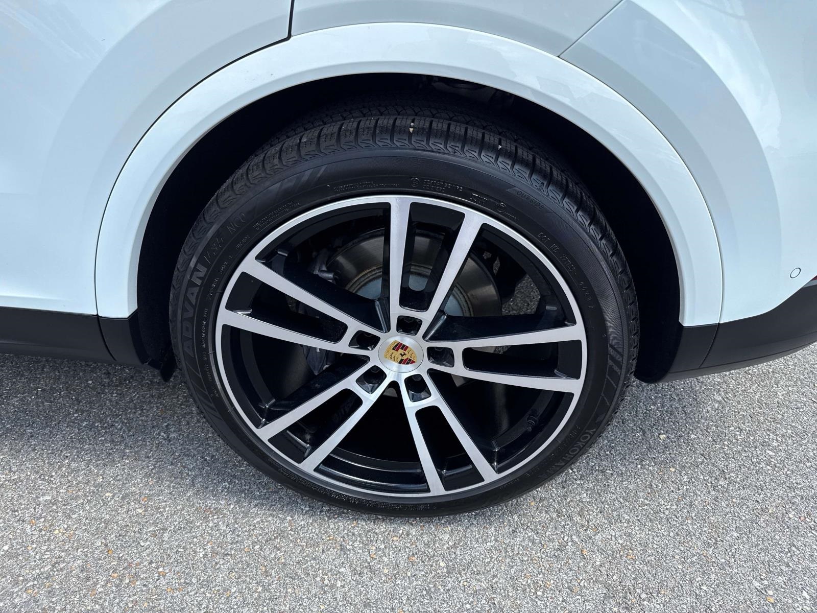 2024 Porsche Cayenne Base photo 3