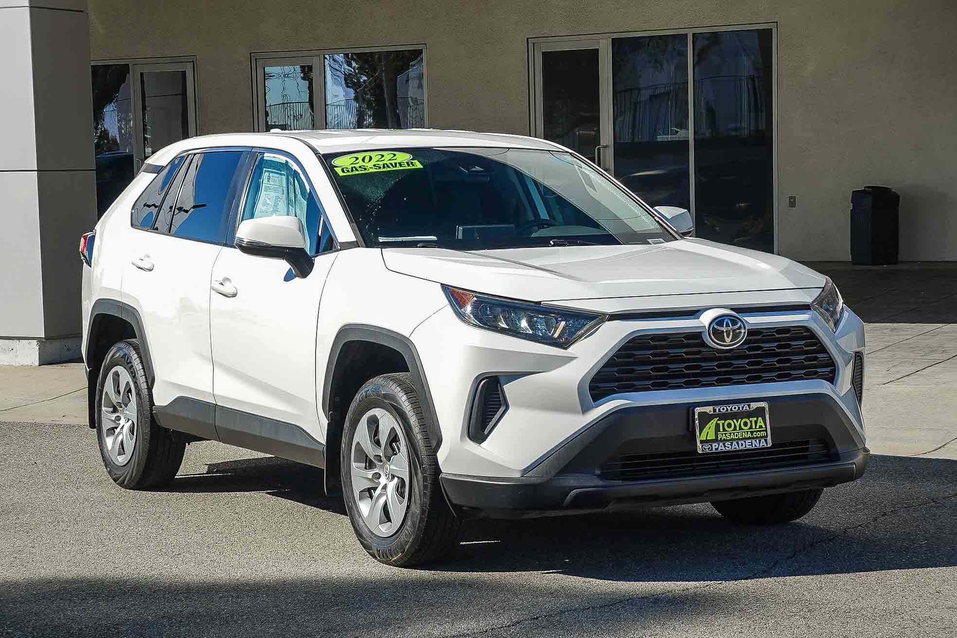 2022 Toyota RAV4 LE photo 3