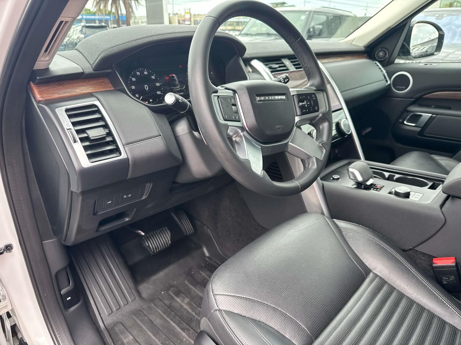 2024 Land Rover Discovery S photo 13
