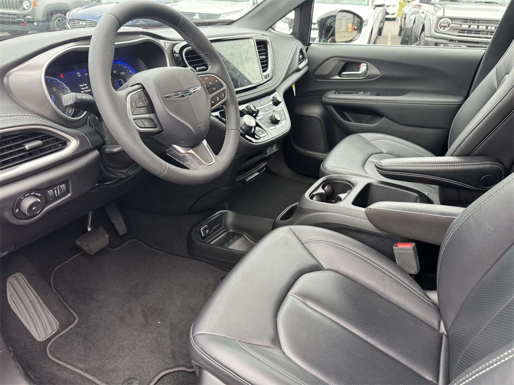 2025 Chrysler Pacifica photo 2