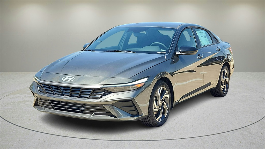 2025 Hyundai Elantra SEL Sport photo 3