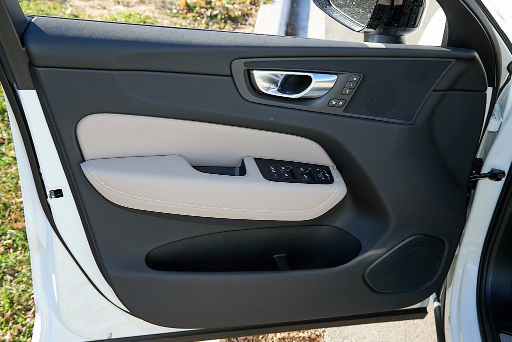 2026 VOLVO XC60 - Image 8